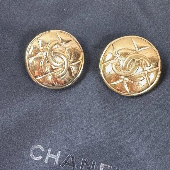 Authentic Chanel CC Gold Logo clip on earrings - Picture 1 of 10